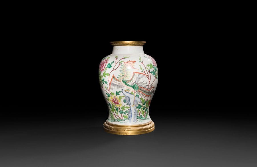 Vase de forme balustre en porcelaine de Chine Famille verte du XVIIIe siècle, la monture en bronze doré à décor de rubans et frise de dards et oves.
Style Louis XVI, XIXe siècle.
H : 39 cm
