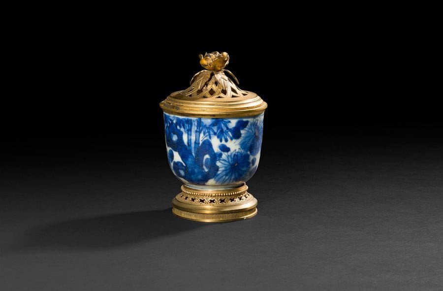 Petit vase pot-pourri en porcelaine de Chine bleu et blanc monture de bronze doré à couvercle et base ajourée, l’intérieur avec un récipient en verre accidenté.
Style du XVIIIe siècle, XIXe siècle (accidents).
H : 11,5 cm