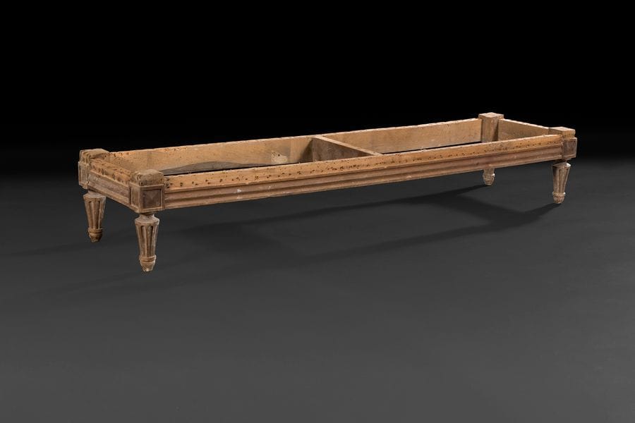 Banquette bout de pied en hêtre mouluré reposant sur des pieds fuselés sans garniture.
Style Louis XVI.
L : 115 cm, P : 30 cm