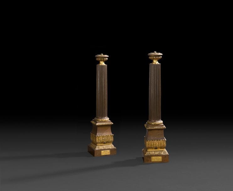 Paire de lampes carcel en tôle patinée et bronze doré, le fût à cannelures reposant sur une base feuillagée ; signé dans un cartouche JEUBERT et de lampes carcel rue St Denis n°376 à Paris.
Milieu du XIXe siècle.
H : 57 cm