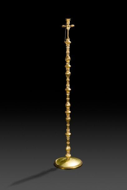 Lampadaire en verre doré à fût en balustre reposant sur une base circulaire en bronze doré ; (monté à l’électricité).
XXe siècle.
H : 170 cm