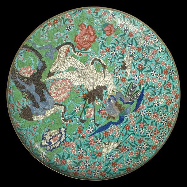 JAPON - époque MEIJI (1868 - 1912)
Grand plat en cuivre et émaux cloisonnés à décor de grues parmi les pivoines et cerisiers en fleurs.
(Accidents).
D : 59 cm