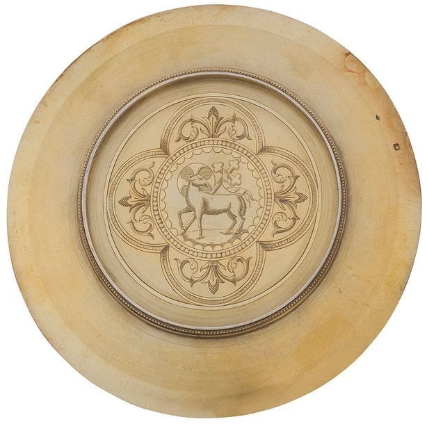 Deux patènes en vermeil.
Poinçon minerve.
Poids : 269,90 g - diamètre : 15,4 cm - 14,2 cm