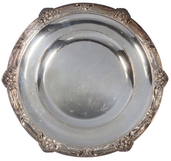 Paire de plats circulaires en argent, le marli rehaussé d’un décor ciselé de fruits dans des arabesques sur tout le pourtour.
Poinçon minerve, deuxième moitié du XIXe siècle
Orfèvre : ODIOT poinçon d’orfèvre et en toutes lettres.
Poids : 1657,00 g
Diamètre : 31,8 cm