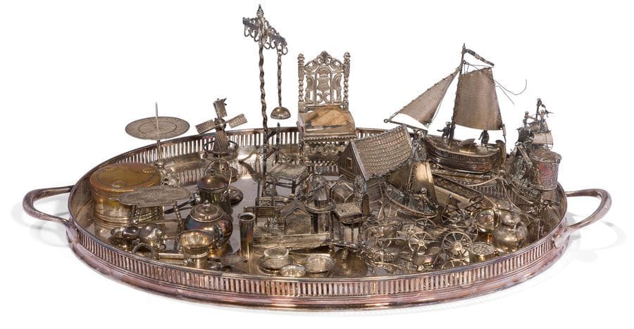 Plateau à deux anses à galerie et deux poignées en métal argenté (Mappin and Webb) sur lequel sont disposés des objets miniatures en argent : dinette, vaisseaux, moulin, partie de service, etc, en argent, travail hollandais du XXe siècle.