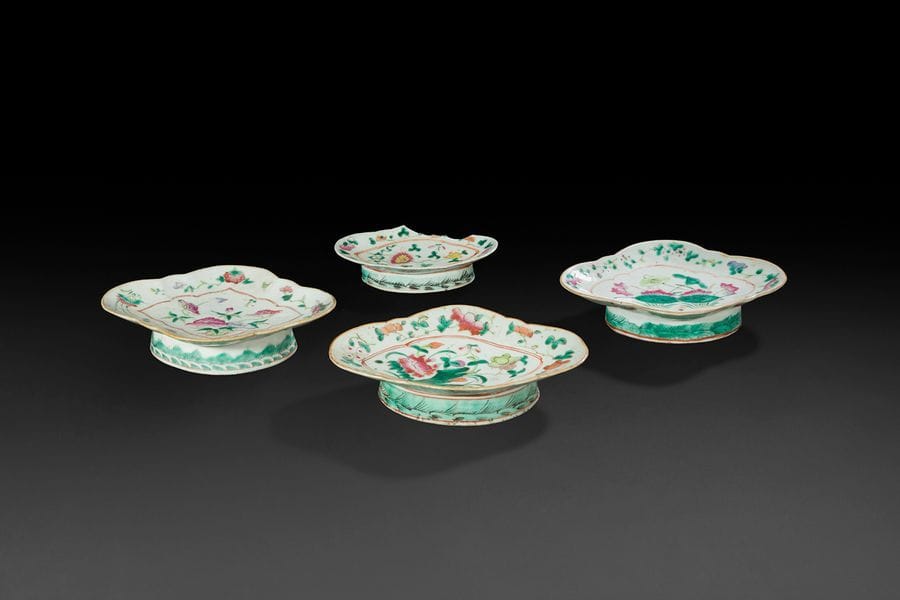 Chine
Quatre plateaux ovales sur pied en porcelaine à décor polychrome des émaux de la Famille rose de lotus.
Fin du XIXe siècle. 
(L’un accidenté).
L : 23 cm et 18 cm