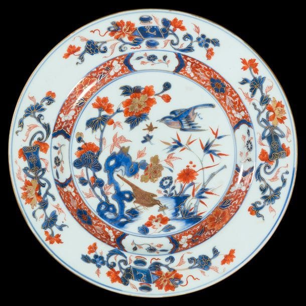 Chine
Quatre assiettes en porcelaine à décor bleu, rouge et or dit Imari et à décor polychrome des émaux de la Famille rose de fleurs, pivoines lotus et volatiles.
XVIIIe siècle, époque Qianlong (1736-1795).
(Une fêlure).
D : 22,5 cm