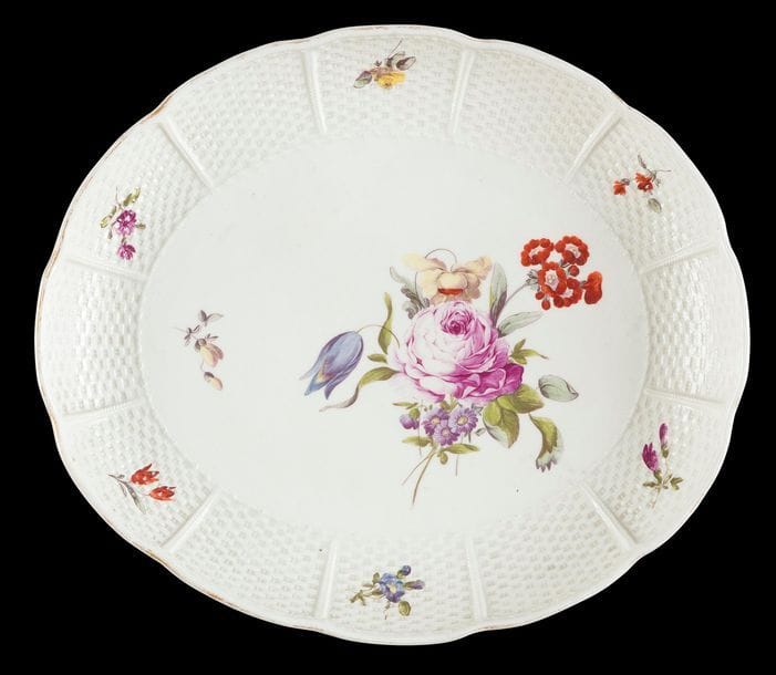Ludwigsburg
Compotier ovale en porcelaine à motifs de vannerie en léger relief, à décor polychrome de bouquet de fleurs et tiges fleuries.
Marqué : CC entrelacés.
XVIIIe siècle. 
L : 25 cm
