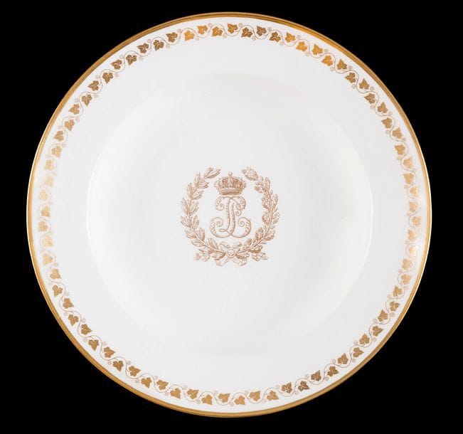 Sèvres
Assiette à potage en porcelaine à décor en or au centre du monogramme du Roi Louis-Philippe : LP couronnés entre une branche de laurier et une branche de feuilles de chêne, frise de lierre sur le bord.
Marquée : LP couronnés, Sèvres 1839 en bleu, cachet du château de Saint-Cloud en rouge.
Époque Louis-Philippe, année 1839.
D : 23,8 cm