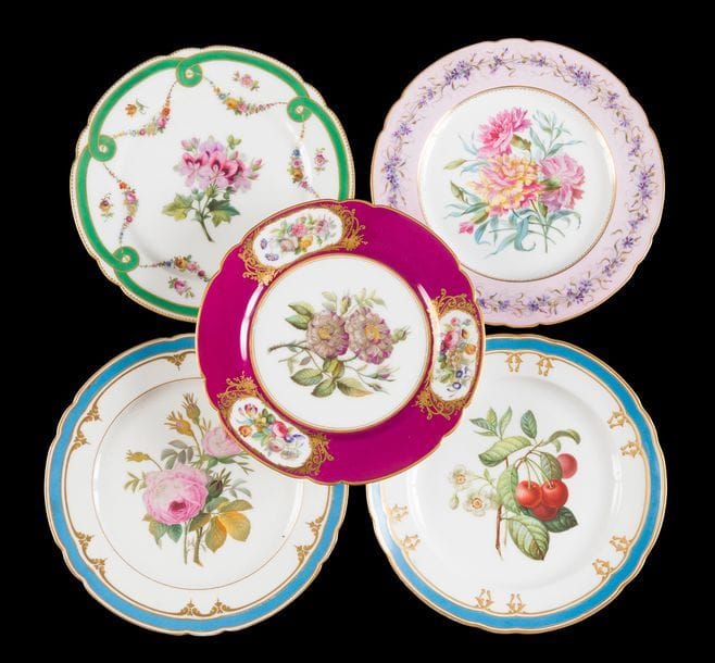 Paris
Cinq assiettes en porcelaine à bord contourné à décor polychrome variés de fleurs et fruits au centre, galon bleu, pourpre, mauve, vert et or.
Milieu du XIXe siècle. 
D : 23 cm