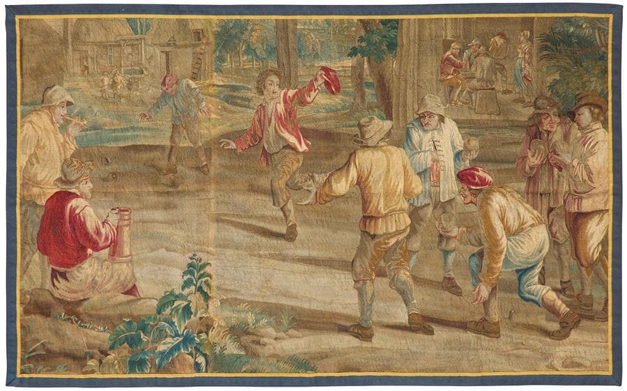 Fragment de tapisserie des Flandres représentant des joueurs de boules devant une taverne ; petite bordure bleue rapportée ; (doublée).
XVIIe siècle (restaurations). 
127 x 208 cm