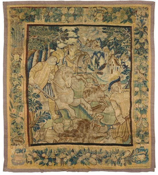 Fragment de tapisserie des Flandres représentant une scène de chasse à courre au sanglier, la bordure à feuillages et fleurs ; (rétrécie, la bordure adaptée, avec des parties repliées).
Début du XVIIe siècle (importantes restaurations).
247 cm x 209 cm