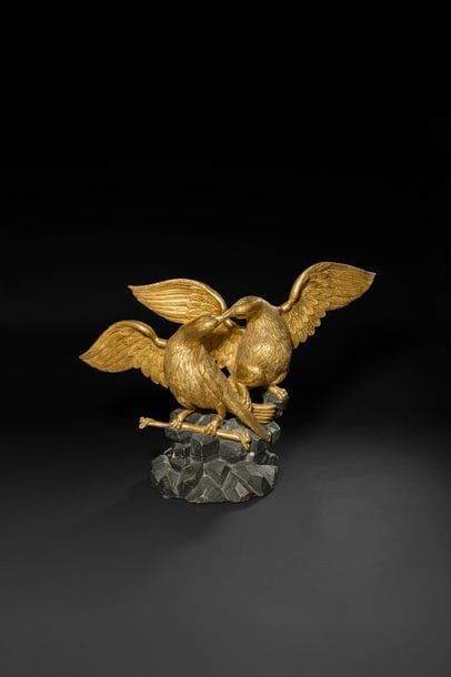 Groupe en bois patiné et doré, reposant sur un rocher et un foudre.
XVIIIe siècle (accidents et restaurations).
H : 45 cm
