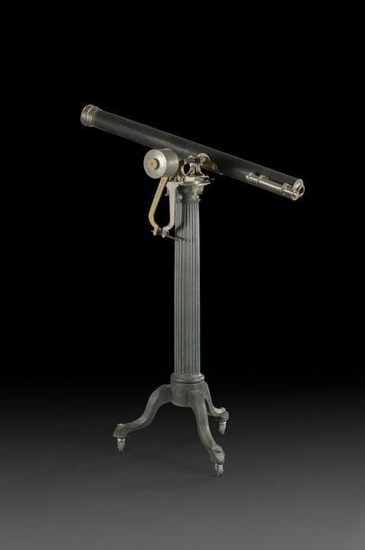 Lunette astronomique et terrestre en laiton gainé de veau teinté.
Chercheur latéral.
La lunette prend place sur une gouttière compensée reposant sur une platine équinoxiale, orientable à l’aide de vis micrométriques mues par deux manettes.
Pied tubulaire cannelé en fonte doté d’une base tripode sur roulettes.
Coffrets pour la lunette et ses accessoires et pour ses 6 optiques terrestres et astronomiques.
Parfait état et complète.
Signée MOLTENI à Paris, fin XIXe siècle.
Hauteur, environ 180 cm.
 La Maison Molténi a été créée en 1782 par Balthazar Molteni.
Cette lunette est une réalisation de la Maison Molteni & Cie, créée en 1841 et située 62 rue du Château à Paris.