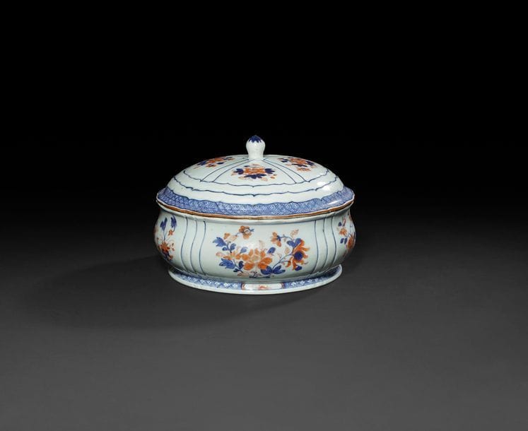 Chine
Grande terrine ronde couverte en porcelaine à décor bleu, rouge et or dit Imari de fleurs et volatiles sur des terrasses, galons à croisillons sur les bords.
XVIIIe siècle, époque Qianlong (1736-1795).
(Deux éclats au couvercle).
L : 30 cm