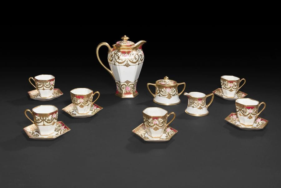 Japon (Noritake)
Partie de service en porcelaine à décor de roses et rubans sur fond jaune et pourpre, comprenant : une cafetière couverte, un pot à sucre couvert, un pot à lait, six tasses et six soucoupes.
Une tasse accidentée.
Il est présenté dans un coffret rectangulaire.