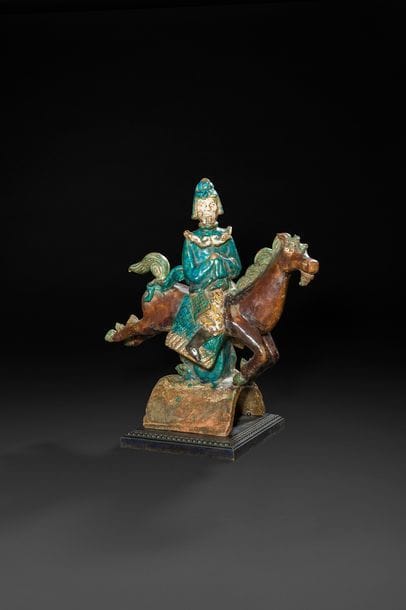 Tuile faitière en terre vernissée représentant un homme sur un cheval, à décor polychrome.
Dans le style Tang, travail moderne.
H : 44 cm

Provenance :
Général Erny, propriété L’Auberderie à l’Etang La Ville.