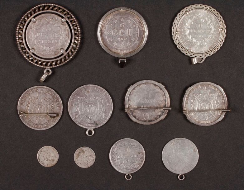 Lot de 11 pièces en argent. dont 9 montées. France, Belgique et Italie:
- 2 pièces de 5 Francs en argent. Type Louis Philippe Ier. 1831 - 1834.
- 3 pièces de 5 Francs en argent. Type Napoléon III. 1967 (2) - 1968.
- 1 pièce de 10 Francs en argent. Type Hercule. 1987
- 1 pièce de 5 Ecus belge en argent. Carolus. 1987
- 1 pièce de 10 centimes en argent. Type Umbert Ier. 1804.
- 1 pièces de 50 centimes en argent. Type Leopold II. 1909.
- 1 pièce française, inscriptions et relief effacés
- 1 pièce datée 1862. inscriptions et relief effacés

