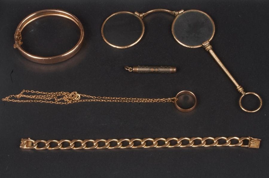 Lot de bijoux en or:
-1 gourmette en or et un bracelet ouvrant en or (accidents). Poids : 48,7 g
-1 alliance et 1 chaîne en or . Poids : 9 g
On joint un porte mine en vermeil et un face à main en métal

