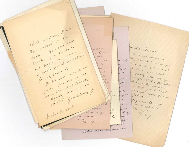 Joseph Caraguel (1855-?) écrivain. 90 L.A.S., la plupart « Foureau » ou « Boch », vers 1892-1908, à Jules Huret ; 262 pages formats divers, qqs adresses et enveloppes (qqs petits défauts ; plus une carte de visite a.s.).
   Importante correspondance de l’un des « néo-réalistes » interviewés pour l’Enquête sur l’évolution littéraire de Jules Huret, et l’un des plus solides amis du journaliste. Caraguel surnomme Huret « Bouvard » ou « Pécuchet », d’après les personnages du roman de Flaubert, et signe bon nombre de lettres du nom de leur compère : « Foureau ». Il parle abondamment de la presse, d’éditeurs, de ses déceptions d’auteur dramatique, de ses lectures ; il critique et commente des articles d’Huret (« le plus Bouvard de tous les Bouvards »), suggère de nouveaux interviewés, et signale des questions d’actualité qui méritent commentaire – par exemple, en août 1892, un conflit social à Roubaix : « montrer le désarroi de leurs cervelles, leur incompréhension, leur passion combattive, leur enthousiasme pour des meneurs vaniteux, suffisants et nuls, découvrir les petites causes personnelles, locales, qui montent, dirigent les uns et les autres. Ce serait, cette fermentation, le contraste avec le renoncement du Creuzot. Songez à dégager la psychologie, à voir les mobiles vrais. Posez la question patriotique, internationale. Il y a beaucoup d’étrangers à Roubaix, vous pourriez en interroger. Vous iriez voir des fabricants ; il y en a de radicaux : interrogez sur leur républicanisme, comment ils l’entendent avec le socialisme. [...] 3 articles : le fabricant, le meneur, le mené. Prenez des renseignements électoraux »... Etc. On joint 8 L.A. ou L.A.S. (minutes) d’Huret à des confrères : Ballot, Brisson, Caraguel, Chantavoine etc., et une note autographe sur une pièce de Caraguel. Plus une l.a.s. à lui adressée de Serge Bassel.