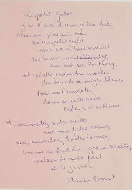 Marie-Noëlle dite Minou DROUET (née en 1947). L.A.S., 6 novembre 1957, [à l’éditeur Albert Mermoud], et poème autographe signé, Le petit galet ; 1 page et demie et 2 pages in-8.
   Lettre et poème de la jeune poétesse prodige, âgée de dix ans. Elle envoie des poèmes qui peuvent s’adapter aux photos de Louis Andrieux : « lui comme moi, ne désirons pas que texte et image collent trop étroitement […] Vous me feriez plaisir en me disant si mes poèmes vous plaisent. C’est drôle, j’ai toujours une telle angoisse de décevoir. En couverture on pourrait mettre une photo de moi que Louis vient de faire. Je n’y suis ni belle ni laide – j’y suis moi, avec ce que ça comporte d’angoisse et de rêve et de lointain, – de détaché, d’en marche vers autre chose »…– Le petit galet, sur un feuillet rose, est composé de 17 vers libres :
                                         « J’ai l’air d’une petite fille,
                                            mais non, je ne suis rien
                                                  qu’un petit galet
                                                  tout doux, tout rondelet »…
Au verso, Minou Drouet explique au crayon qu’il s’agit du premier poème qu’elle ait écrit, à l’âge de sept ans, et qu’elle aimerait le voir figurer sur la première page du livre en préparation. Elle ajoute qu’elle voudrait écrire elle-même les quelques lignes la concernant : « Qui peut mieux exprimer la vérité sur le cœur de l’escargot, que l’escargot lui-même ? ».