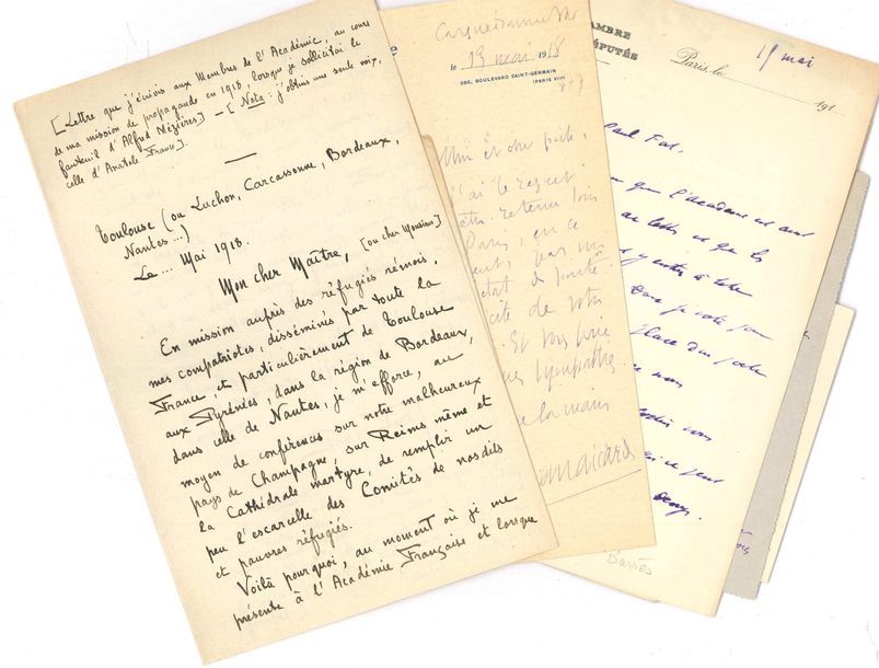 Paul FORT. 3 L.A.S. ; et 17 manuscrits ou L.A.S. à lui adressés ou le concernant, avril-juillet 1918 ; sous chemise-étui à rabats demi-vélin.
   Ensemble concernant sa candidature à l’Académie française.
   * Henriette Sauret : manuscrit a.s., Paul Fort, [avril 1918] (6 p. ayant servi à l’impression), et 2 L.A.S. au collectionneur Pierre Gompel relatives à l’envoi de ce manuscrit (avril 1918).
   * Paul Fort : 3 L.A.S. à son ami Pierre Gompel. Nantes 1er juin 1918, copie annotée de sa lettre de candidature écrite en mai, « au cours de ma mission de propagande en 1918, lorsque je sollicitai le fauteuil d’Alfred Mézières. […] Nota : j’obtins une seule voix, celle d’Anatole France ». La lettre évoque sa tournée de conférences au bénéfice de comités rémois et champenois, et rappelle son titre principal : 25 volumes de Ballades françaises… – Lettre d’envoi du même jour écrite des deux côtés d’une carte postale représentant le château de Nantes, proposant des réponses d’académiciens à joindre « à l’un de mes livres avec ma lettre : cela ornera le bouquin »… Paris 24 juillet 1918, annonce de l’envoi de plus de 100 lettres, « toutes de personnalités artistiques ou politiques », dont Suarès, Louÿs, Aman-Jean, Valéry, Lavedan, Mauclair, Zévaco…
   * 9 L.A.S. ou cartes à Paul Fort, réponses d’académiciens au sujet de sa candidature : Jean Aicard, Maurice Barrès, Eugène Brieux, Paul Deschanel, Maurice Donnay, Ernest Lavisse, Marcel Prévost, Henri de Régnier, Edmond Rostand ; cartes de visite autogr. d’Émile Boutroux, Charles de Freycinet, Pierre Loti (avec son secrétaire Gaston Mauberger), Alexandre Ribot.