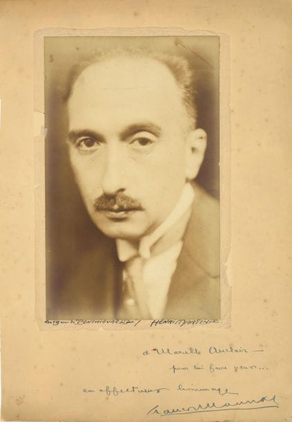 François MAURIAC (1885-1970). Photographie avec dédicace a.s. ; tirage argentique sépia de 23 x 14 cm sur carte 34,5 x 24,5 cm.
   Beau portrait signé par le photographe Henri Martinie, et dédicacé « à Marcelle Auclair – pour lui faire peur… En affectueux hommage François Mauriac ».   