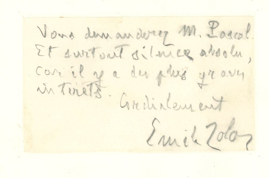 Émile ZOLA. L.A.S., [Londres 19 juillet 1898, à Ernest Vizetelly] ; sur les deux faces d’une carte de visite oblong in-16 au crayon (montage à fenêtre).
   « Mon cher confrère, ne dites à personne au monde, et surtout à aucun journal, que je suis à Londres. Et ayez l’obligeance de me venir voir demain matin mercredi, à onze heures, à Grosvenor Hotel. Vous demanderez M. Pascal. Et surtout silence absolu, car il y a des plus graves intérêts »…