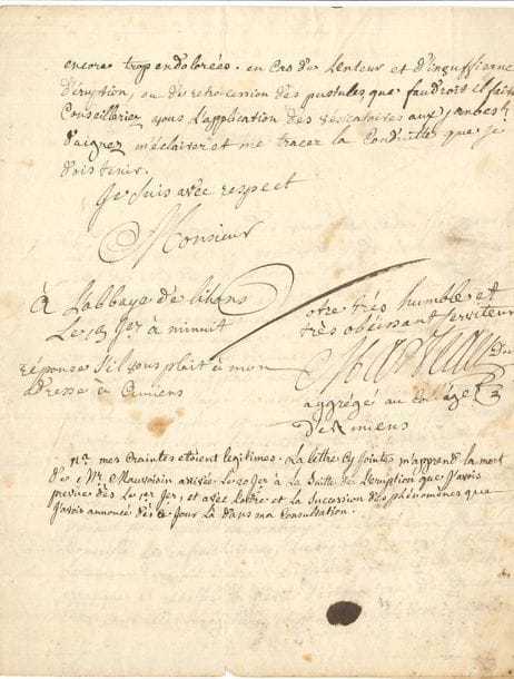Pierre-Antoine MARTEAU (1706-1772) médecin. L.A.S. comme docteur en médecine « aggrégé au Collège d’Amiens », à l’abbaye de Lihons 13 janvier à minuit, à M. Arselin, médecin de Paris ; 3 pages in-4.
   Belle lettre médicale. Il a vu M. de Mauvoisin pour la première fois le 1er janvier. « Il avoit essuyé une esquinancie œdémato-phlegmoneuse qui avoit été combattüe par les saignées, les anti-phlogistiques, et les minoratifs. Elle s’est terminée par résolution ; mais ce n’a été que pour faire place au rhumatisme inflammatoire. Les douleurs ont attaqué successivement toutes les articulations, avec tumeur, douleur, et une médiocre rougeur, fièvre erratique et anomale, et sueurs fréquentes, ou tout au moins moîteurs habituelles »… Il n’a pu la confondre avec la goutte. « Prenant pour guide la pratique de Sydenham j’ai conseillé les rafraîchissans, le régime farineux, et les lavemens de lait sucré. Les douleurs ont continué d’être erratiques et rébelles. La fiêvre s’est montrée de tems par accès irréguliers, et sans horripilations. Les lavemens ramenoient des matières bilieuses d’une fétidité insupportable. L’haleine étoit puante »… Appelé une seconde fois avant-hier, il livre de nouvelles informations, et demande conseil à son confrère. En post-scriptum, il fait part du décès du patient…