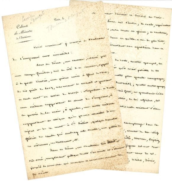 [Tombeau de NAPOLÉON]. Léonce de lavergne (1809-1880) économiste et littérateur, homme politique et administrateur. Manuscrit autographe et L.A.S. d’envoi au peintre Adrien Dauzats, [vers juin-juillet 1840] ; 2 pages et demie in-8 à en-tête Cabinet du Ministre de l’Intérieur, et 1 page oblong in-8, adresse.
   On est « continuellement en discussion au ministère de l’intérieur pour la forme qu’il convient de donner au tombeau de l’empereur. On m’a mis au défi de donner un corps à mes idées »… Il prie Dauzats de faire un dessin « d’après mes idées et les vôtres », et explique comment il conçoit le tombeau aux Invalides : « Sous le dôme, un caveau, éclairé par une lampe funèbre ; sur le côté de ce caveau, opposé à la porte d’entrée, une pierre noire […] recouvrant le cercueil et portant ce seul mot en lettres de bronze : Napoléon. À droite, une crédence supportant les armes de l’empereur, à la portée de la main ; à gauche, une autre crédence supportant ces reliques qu’on pourra recueillir de son séjour et de sa mort à Ste Hélène, quelques branches flétries du saule qui ombrage sa tombe, une partie de ses vêtemens, son testament, etc. Dans ce dôme, un tombeau très haut et très orné, remplissant presque toute l’enceinte et s’élevant jusqu’à la corniche qui marque le commencement de la voûte. Ce monument devrait se diviser en trois parties superposées l’une sur l’autre ; le socle, représentant la vie de l’empereur, avec toute ses gloires ; le tombeau, représentant sa mort dans ce qu’elle a eu de plus triste ; le couronnement, représentant son apothéose »… Suivent des détails sur des groupes qui représenteraient ses grandes campagnes, et les grandeurs civiles de son règne, ainsi que la décoration du sarcophage, où figureraient ses lieutenants Kléber, Desaix, Lannes et Duroc. « Sur ce tombeau, deux figures au vol, la paix et la liberté, soutenant un pavois, et sur ce pavois, l’empereur seul, debout, tête nue, dans l’attitude de la méditation »…