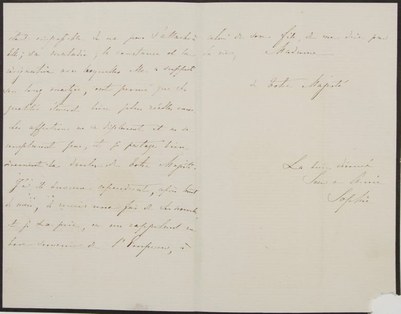 Sophie de Wurtemberg (1818-1877) Reine des Pays-Bas ; fille de Guillaume Ier de Wurtemberg, première femme (1839) de son cousin le Prince d’Orange, futur Guillaume III des Pays-Bas (1817-1890). L.A.S. « Sophie », Maison des Bois 18 juin 1870, à l’Impératrice Eugénie ; 2 pages et demie in-8, enveloppe avec son contreseing ms et cachet de cire noire aux armes (deuil) ; en français.
   Lettre de condoléances sur la mort de Mme de Montebello (Adrienne de Villeneuve-Bargemont, comtesse de Montebello, 1826-1870, dame du palais de l’Impératrice, décédée le 8 juin) : « Son commerce était si agréable qu’il était impossible de ne pas s’attacher à elle ; sa maladie, la constance et la résignation avec lesquelles elle a supporté son long martyre, ont prouvé que ses qualités étaient bien plus réelles encore. Les affections ne se déplacent et ne se remplacent pas, et je partage bien vivement la douleur de Votre Majesté »...