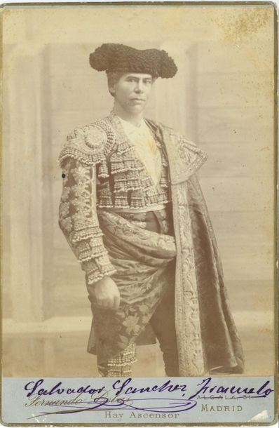 TAUROMACHIE. Salvador Povedano dit FRASCUELO (1842-1898) torero. Photographie signée ; 16,5 x 11 cm sur carte à la marque du photographe.
   Beau portrait en habit de lumière, par Fernando Debas à Madrid, signé en bas à l’encre violette : « Salvador Sanchez Frascuelo ».