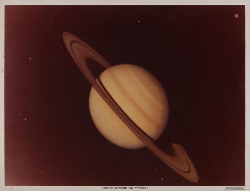 NASA
Saturn seen by the Voyager 1 probe,
October 1980.

Period chromogenic print mounted on a wooden panel. Legend, date and credit "Galaxy Contact - JPL/NASA" in

the lower

margin

.

Image: 49.3 x 66.

7 cmSheet

: 50.8 x 68.2 cm
 