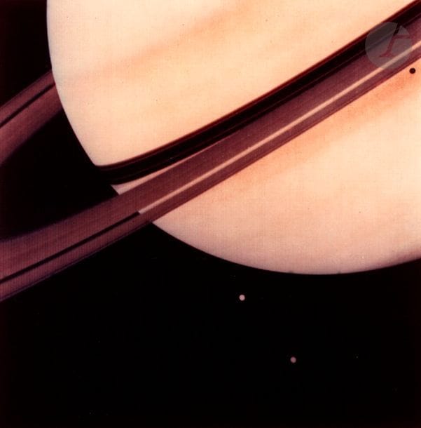 NASASaturne
 seen by Voyager 1,
 October 1980,

 two (2) period chromogenic prints on "This Paper Manufactured by Kodak" paper. Handwritten numbering NASA 80-HC-627 (1) and NASA legend (1) on the

 back.

 Images: 19.3 x 24.3 and 19.2 x 19.

2 cmPages

: 25.3 x 20.2 and 20.2 x 25.2 cm

