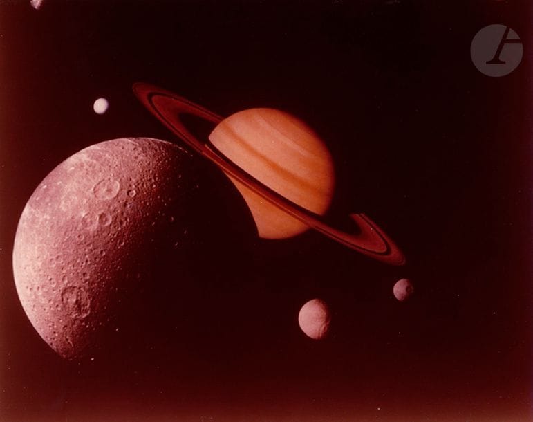 NASA
Saturne vue par la sonde Voyager 1, 1980.
Épreuve chromogénique d'époque sur papier "This Paper Manufactured by Kodak". Numérotation manuscrite NASA 80-HC-647 au verso.
Image : 24,7 x 19,5 cm
Feuille : 20,2 x 25,4 cm