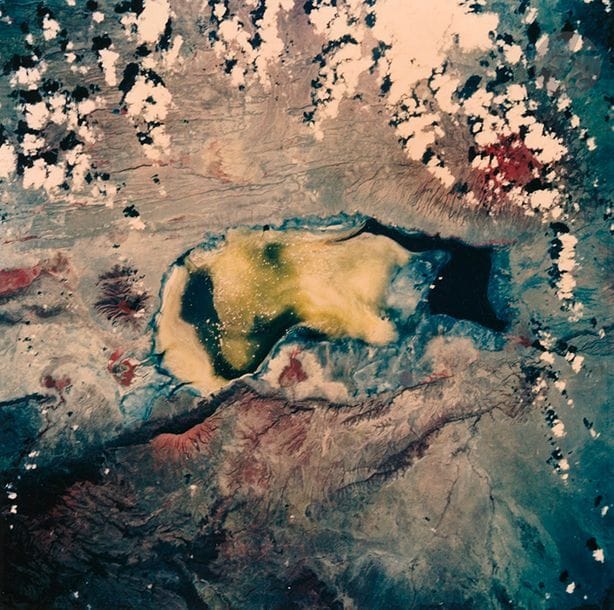 NASA
Mission STS-55 Discovery, 26 avril-6 mai 1993. 
Vue de la Terre. 
Lake Natron, Tanzanie.
Épreuve chromogénique d'époque sur papier "Kodak Professional Paper". Numérotation NASA STS 055-85-058 dans la marge supérieure. Légende et numérotation NASA au verso.
Image : 19,3 x 19,3 cm
Feuille : 25,2 x 20,2 cm