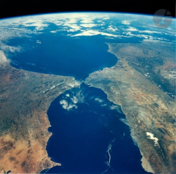 NASA 
Mission STS 77 Endeavour, 19-29 mai 1996. 
Vue de la Terre. 
Détroit de Gilbraltar. 
Épreuve chromogénique d'époque sur papier "Kodak Professional Paper". Numérotation NASA STS077-718-088 dans la marge supérieure. Légende et numérotation NASA au verso. 
Image : 20,2 x 20 cm
Feuille : 27 x 20 cm 