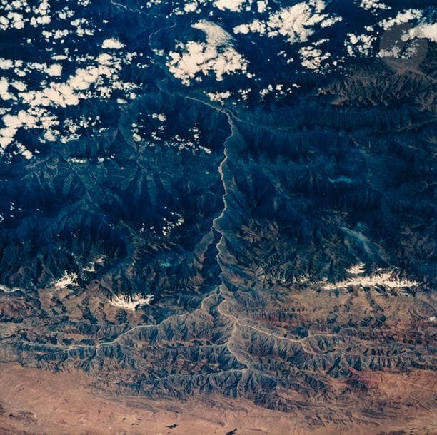 NASAMission
 STS-94
 Columbia, 1997, Earth

 view.



 Rio de La Paz, Andes

, Bolivia. 

Period chromogenic print on "Kodak Professional Paper" paper. NASA STS 094-713-020 numbering in the upper margin. NASA legend and numbering on the

 back.

 Image: 20.2 x 20.

2 cmSheet

: 27.3 x 20.2 cm


