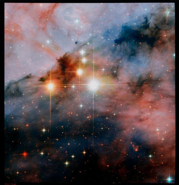 NASA 
Télescope Hubble, 25 novembre 2008. 
Mammoth Stars. Étoiles WR15 et Tr16-244. 
Épreuve chromogénique pigmentaire. Légende NASA et date imprimées sur étiquette contrecollée au verso. 
Image : 38,5 x 37,4 cm 
Feuille : 40 x 40 cm 