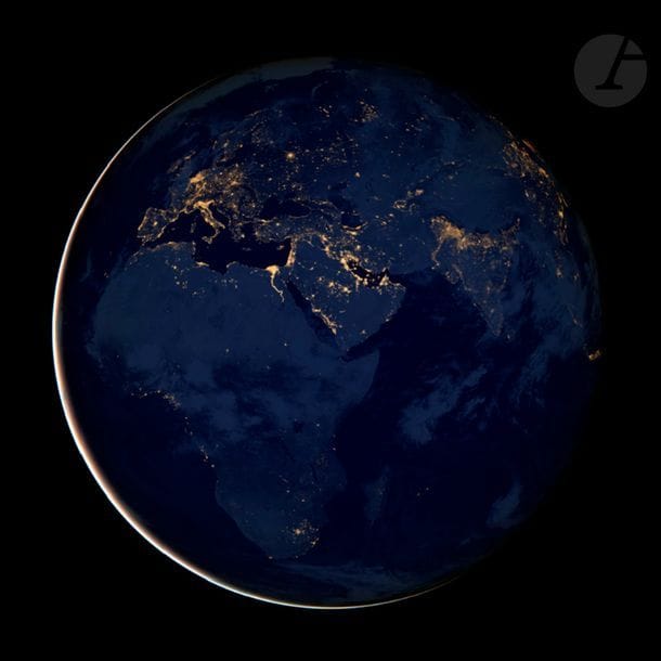 NASA 
Suomi NNP Satelitte, 2012. 
City lights of Africa, Europe and the Middle East. 
Épreuve chromogénique pigmentaire. Légende dans la marge inférieure. Légende et date imprimées sur étiquette contrecollée au verso. 
40,5 x 40,5 cm