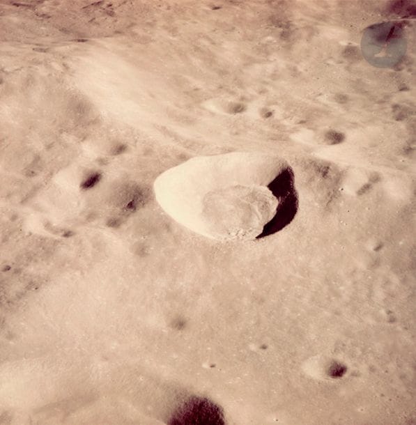 NASA
Apollo 10, 15 juin 1969.
Cratère lunaire.
Épreuve chromogénique d'époque sur papier "A Kodak Paper". Numérotation NASA AS10-34-5172 et date manuscrite dans la marge supérieure.
Image : 18,3 x 17,8 cm
Feuille : 20,4 x 25,3 cm

Apollo 10 est la dernière mission de répetition avant d'atteindre la surface lunaire.