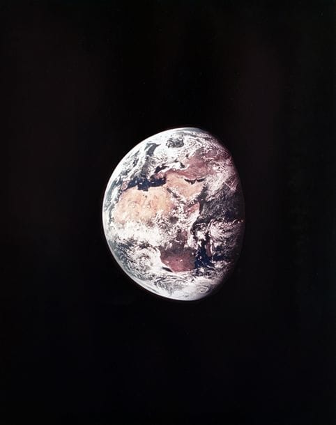NASA 
Apollo 11, 16-24 juillet 1969.
Vue de la Terre. 
Épreuve chromogénique d'époque sur papier "A Kodak Paper". Numérotation AS-11-5355 et légende NASA au verso. 
Image : 24 x 19,5 cm 
Feuille :  25,5 x 20,5 cm 