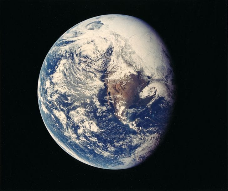 NASA 
Apollo 16, 16 avril 1972. 
Vue de la Terre. 
Amérique du Nord et centrale. 
Épreuve chromogénique sur papier "Kodak Professional Paper". Numérotation NASA AS16-118-18885 dans la marge supérieure. Légende et numérotation NASA au verso. 
Image : 23 x 19,4 cm 
Feuille : 25,5 x 20,4 cm 

Apollo 16 est la première mission à se poser sur de hauts plateaux lunaires.