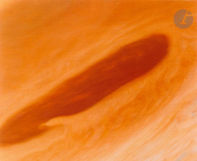 NASAJupiter
 as seen by Voyager 1 and Voyager 2,
 1976-1979.

 Two (2) period chromogenic prints on "This Paper Manufactured by Kodak" paper. NASA legend on the back

 (1). 

Images: 21.3 x 14.2 and 15.3 x 18.

3 cmPages

: 25.5 x 20 and 25.3 x 20 cm

