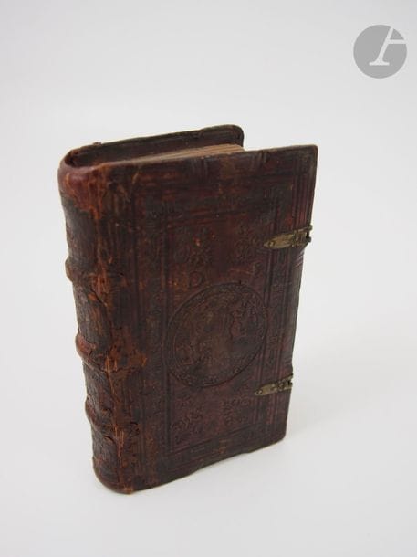 PÉRION, Joachim.
De vita rebusq(ue) ; gestus Iesu Christi, generis hominum conservatoris, ex quatuor ijs, qui Evangelia scripserunt, quasi Monotessaron, id est unus ex quatuor.
Cologne : Ex officina Theodori Graminæi, 1571. — In-12, veau brun sur ais de bois, plats ornés d'un encadrement et d'un fer angulaire à froid, médaillon doré au centre, initiales DIRA à froid sur le premier plat et date 1587 à froid sur le second, dos à nerfs orné, fermoirs en cuir et laiton ciselé (reliure de l'époque).

Édition peu courante de la vie de Jésus Christ, de la Vierge et des apôtres, composée par le moine et humaniste Joachim Périon (1499?-1559).
Bel exemplaire en reliure de l'époque.
Reliure restaurée, titre doublé avec manque.