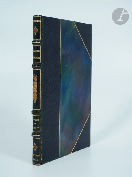 FRANCE, Anatole.
Madame de Luzy.
Paris : Librairie des amateurs, A. Ferroud, F. Ferroud successeur, 1927. — In-12, demi-maroquin bleu foncé à coins, filets dorés, dos à nerfs orné de filets dorés, de deux losanges de maroquin rouge et d'un faisceau du licteur surmonté d'un bonnet phrygien de maroquin rouge et havane, tête dorée, non rogné, couverture et dos conservés (Affolter).

Belle édition illustrée de 13 compositions du peintre niçois G. A. Mossa, aquarellées au pochoir par Berthelot. Le texte est imprimé en caractères cursifs par Frazier-Soye.
Tirage à 1550 exemplaires ; un des 70 sur japon impérial contenant 3 états des illustrations.
Très bel exemplaire relié par Affolter.