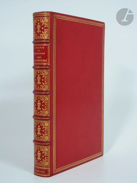 FRANCE, Anatole.
Mémoires d'un volontaire.
Paris : Librairie des amateurs, A. Ferroud, 1902. — In-8, maroquin rouge, triple filet doré en encadrement sur les plats, dos à nerfs orné, dentelle dorée intérieure, tranches dorées sur témoins, couverture et dos conservés (L. Durvand).

Première édition séparée, illustrée de 26 compositions d'Adrien Moreau, dont 5 à pleine page, gravées à l'eau-forte par Xavier Lesueur.
Tirage à 400 exemplaires. Un des 80 sur japon ou grand vélin d'Arches, ici sur japon, enrichis de 2 suites des gravures (eau-forte pure avec remarque et avant la lettre avec remarque).
Très bel exemplaire relié par Durvand, enrichi du prospectus de parution.