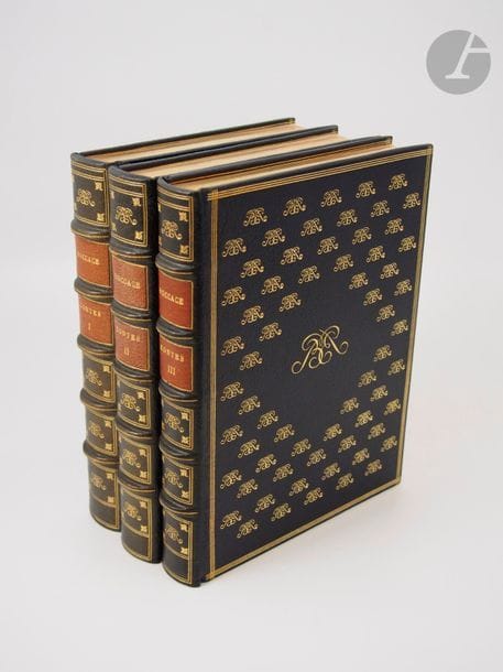 BOCCACE.
Contes.
Paris : Le Vasseur et Cie, 1935. — 3 volumes in-8, maroquin bleu, triple filet doré en encadrement sur les plats, semis du chiffre de l'éditeur doré sur le premier plat, grand chiffre doré au centre du second plat, dos à nerfs orné, triple filet doré intérieur, tête dorée, non rogné, couverture et dos conservés, étui (reliure de l'éditeur).

Édition illustrée de 42 compositions en couleurs de Mariette Lydis.
Tirage à 956 exemplaires, celui-ci un des 900 sur vélin d'Arches.
Exemplaire sans les 14 illustrations érotiques, qui manquent souvent.
Dos passés.