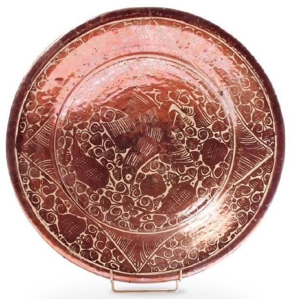 SPAGNE (Manises)
Plat rond à décor lustré sur fond chamois d'un oiseau fantastique parmi des fleurs. XVIIIe siècle. Diamètre: 38 cm. Une fêlure.