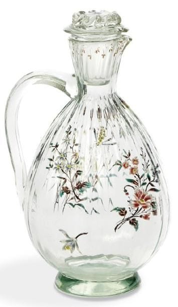 Émile GALLE (1846-1904)
Carafe en verre soufflé à décor émaillé et partiellement doré de papillons et insectes butinant des branches fleuries. Signée et numérotée sous la base: E. Gallé Nancy et 3. Vers 1890. Hauteur totale: 23 cm. Bouchon ébréché.